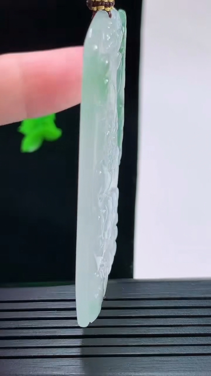 天然A货翡翠种飘花大势至菩萨吊坠，尺寸61.8-41.8-5.5重量:35.05g
8月28日