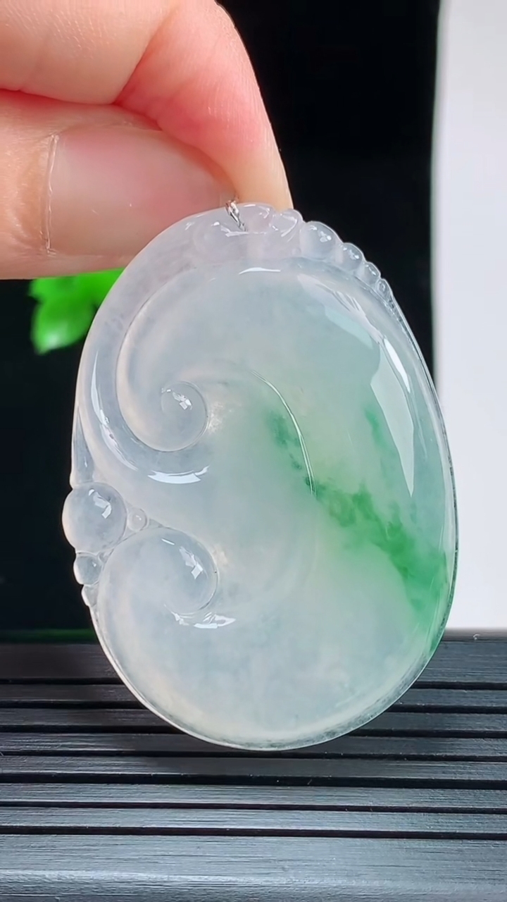天然A货翡翠如意吊坠，尺寸44.8-32.6-5.5重量:15.77g
8月28日