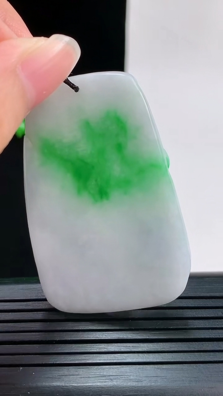 天然A货翡翠年年有余 荷叶鱼吊坠，尺寸48.6-38.4-7.2重量:20.22g
8月29日