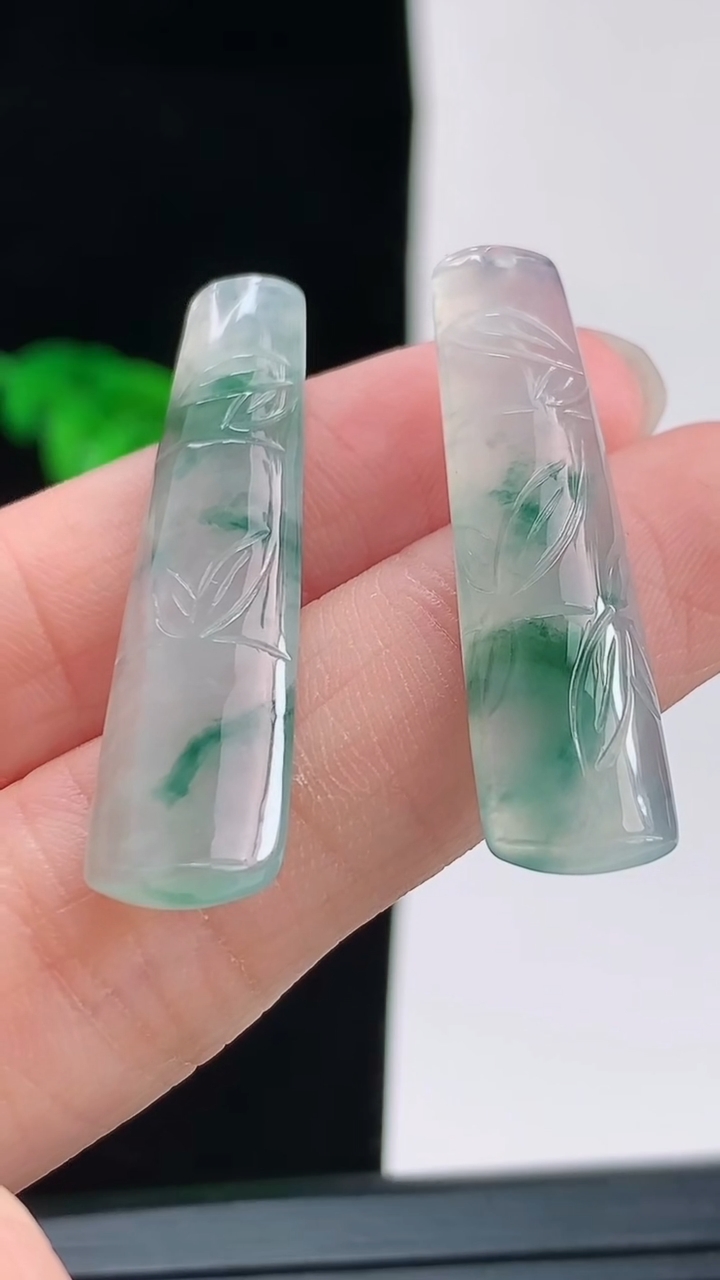 天然A货翡翠飘花节节升高 竹节吊坠一对，尺寸31.6-8.6-3.7重量:4.19g
8月29日