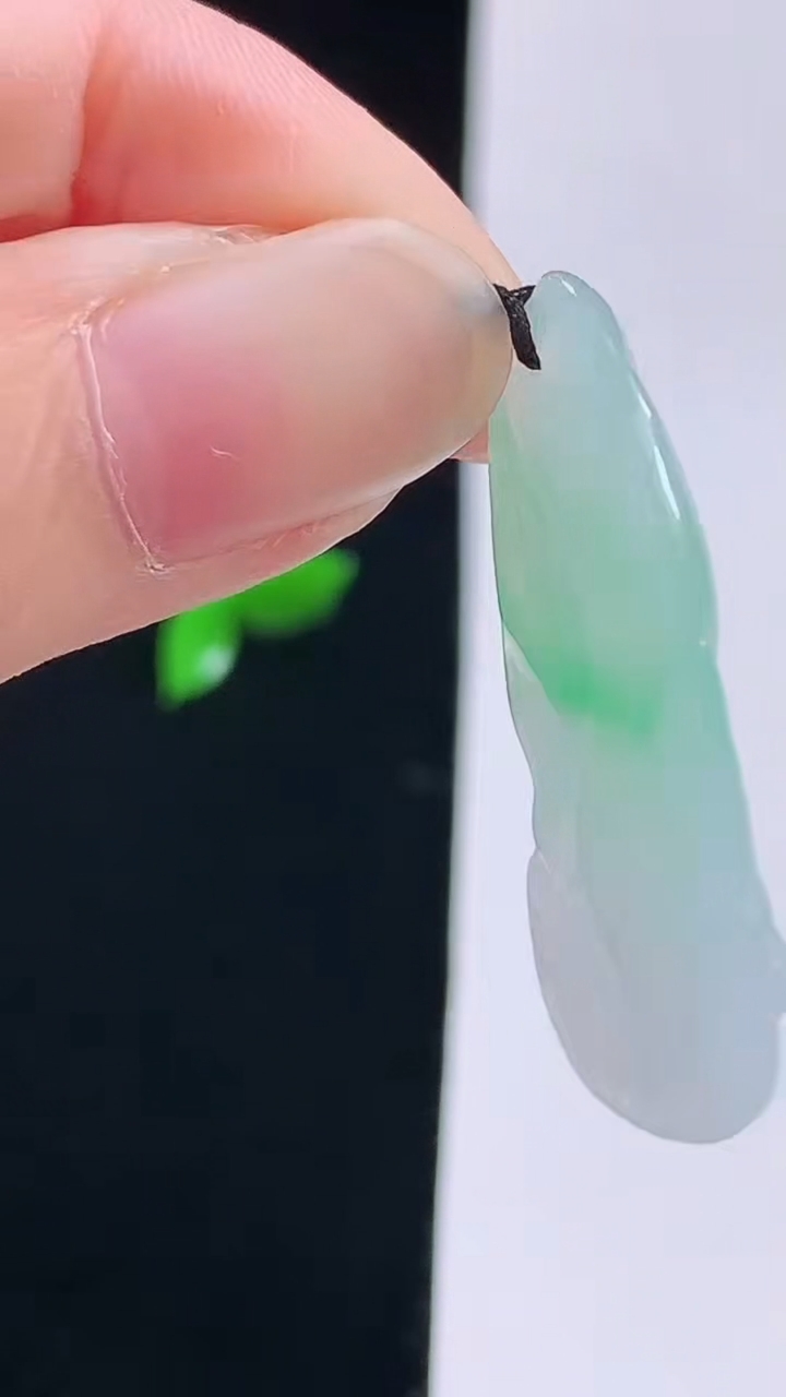 天然A货翡翠九尾狐吊坠，尺寸33.6-14-5.3重量:3.58g
8月29日