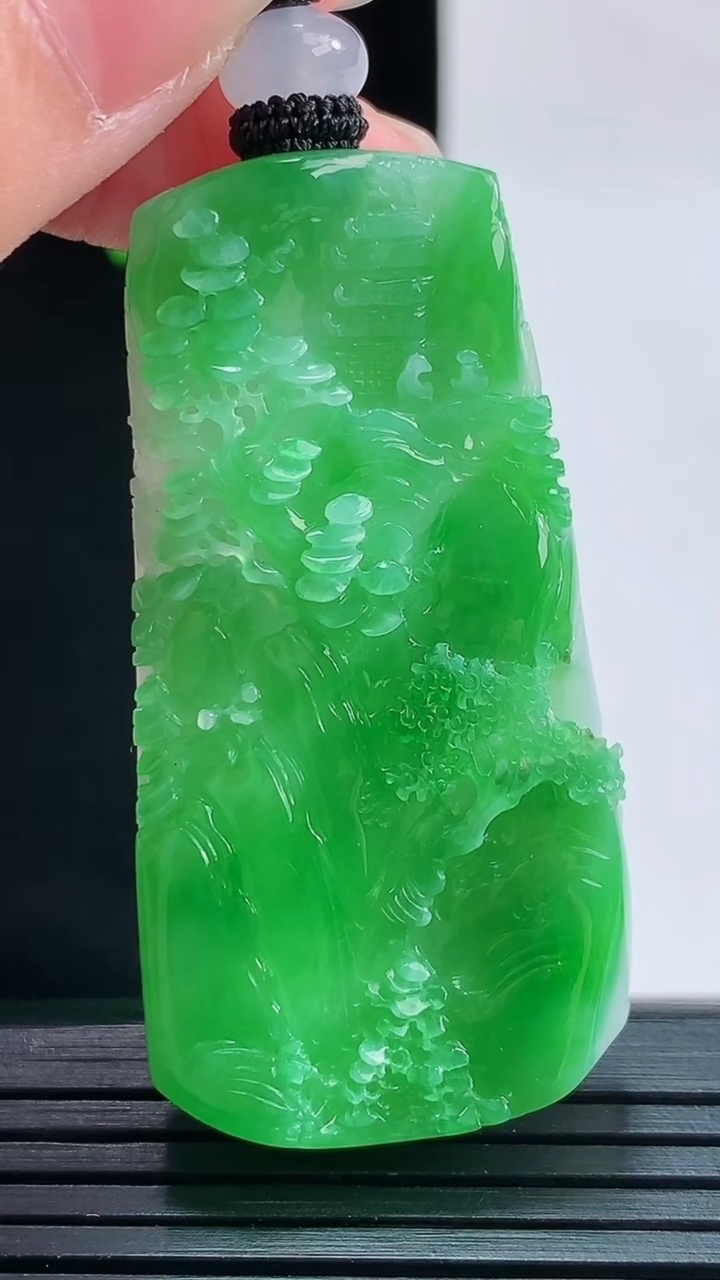 天然A货翡翠山水牌吊坠，尺寸49-24.8-8.8重量:27.12g
8月29日