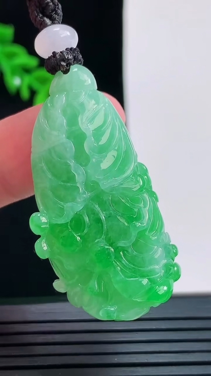天然A货翡翠白菜吊坠，尺寸45.1-19.8-9.2重量:19.09g
8月29日