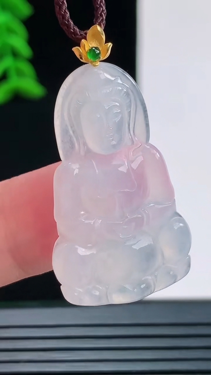 天然A货翡翠正装观音菩萨吊坠，尺寸32.8-20.3-3.3重量:3.87g
8月29日