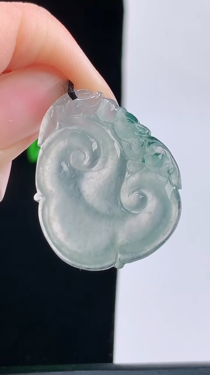 天然A货翡翠飘花如意吊坠，尺寸29.3-24.5-4.1重量:5.38g
8月29日