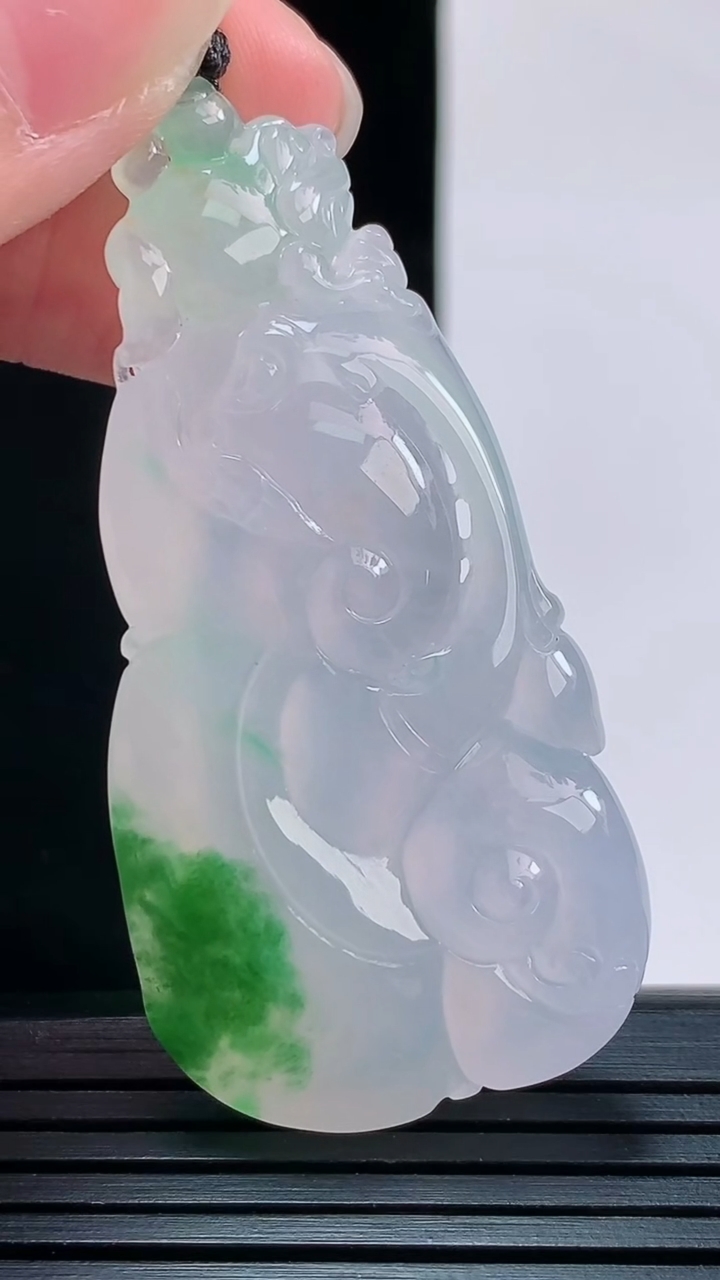 天然A货翡翠种飘花如意吊坠，尺寸53.3-27-9.6重量:27.27g
8月29日