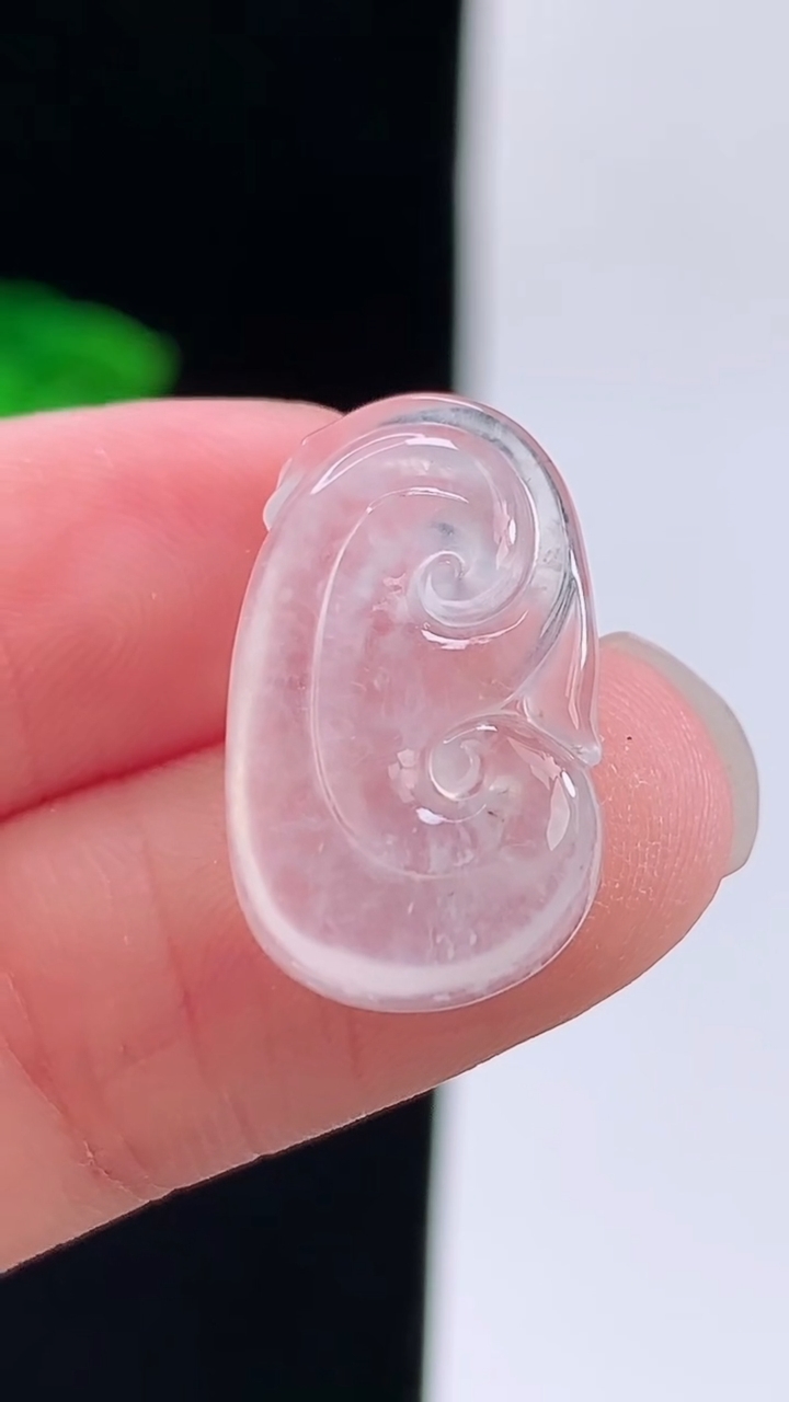 天然A货翡翠冰种白月光如意吊坠，尺寸18.4-11-3.2重量:1.33g
8月29日