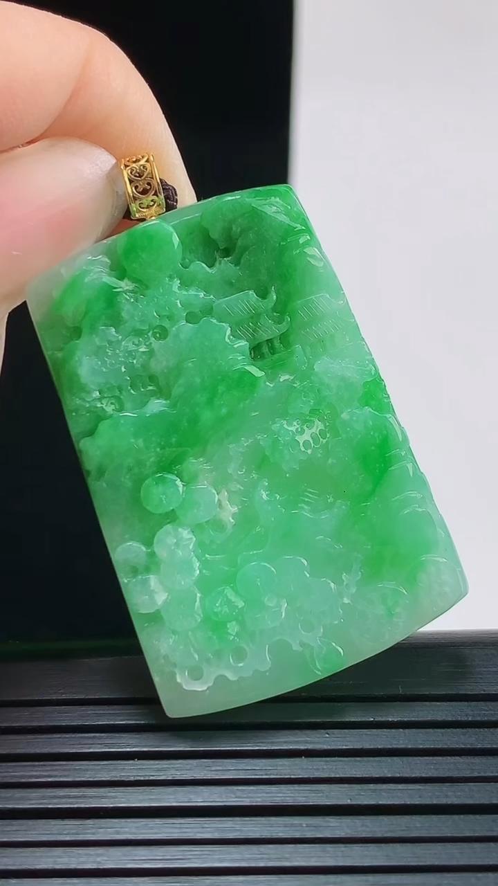 天然A货翡翠山水牌吊坠，尺寸40.4-27-5重量:13.29g
8月29日