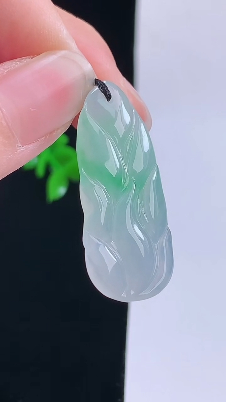 天然A货翡翠九尾狐吊坠，尺寸33.6-14-5.3重量:3.58g
8月29日