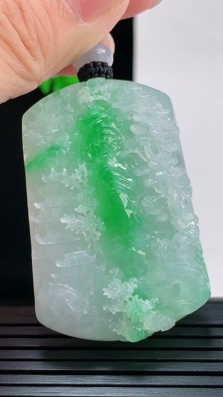 天然A货翡翠山水牌吊坠，尺寸48.6-32.2-10.8重量:35.99g
8月29日