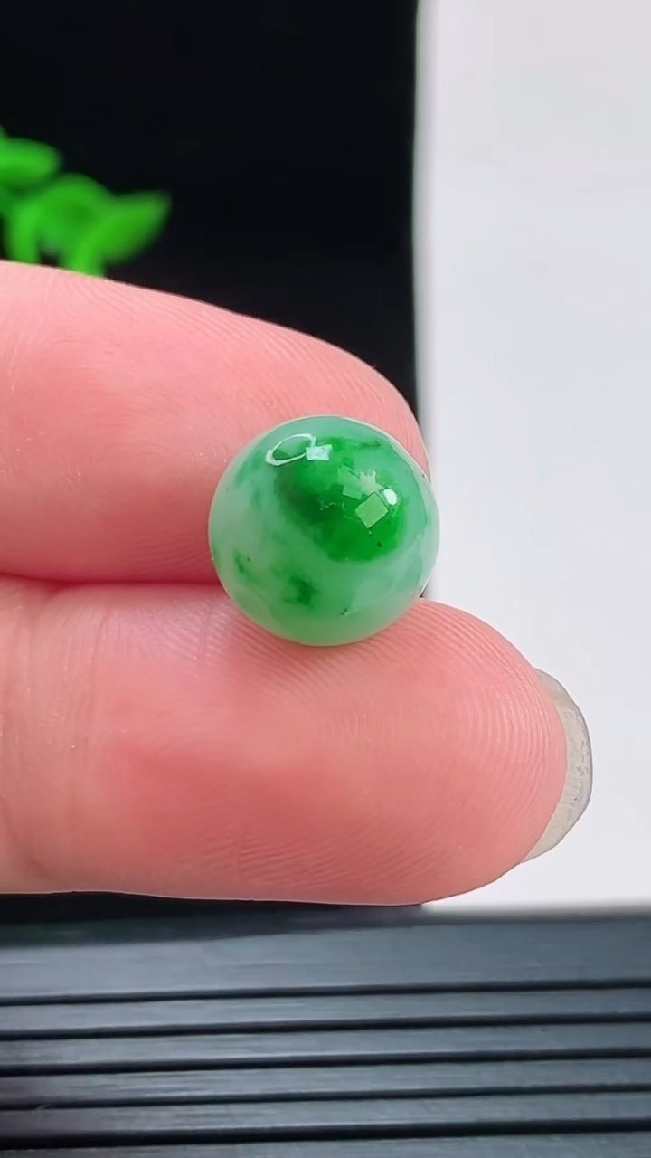 天然A货翡翠圆珠吊坠，尺寸11.2重量:2.42g8月29日
工厂直销收藏佳品,种好水足，色泽均匀，