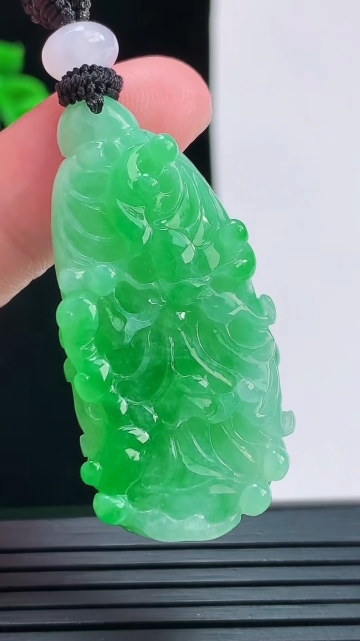 天然A货翡翠白菜吊坠，尺寸45.1-19.8-9.2重量:19.09g
8月29日