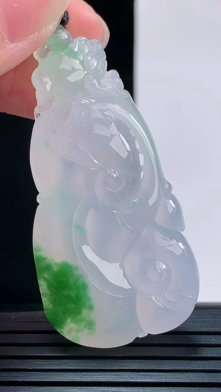 天然A货翡翠种飘花如意吊坠，尺寸53.3-27-9.6重量:27.27g
8月29日