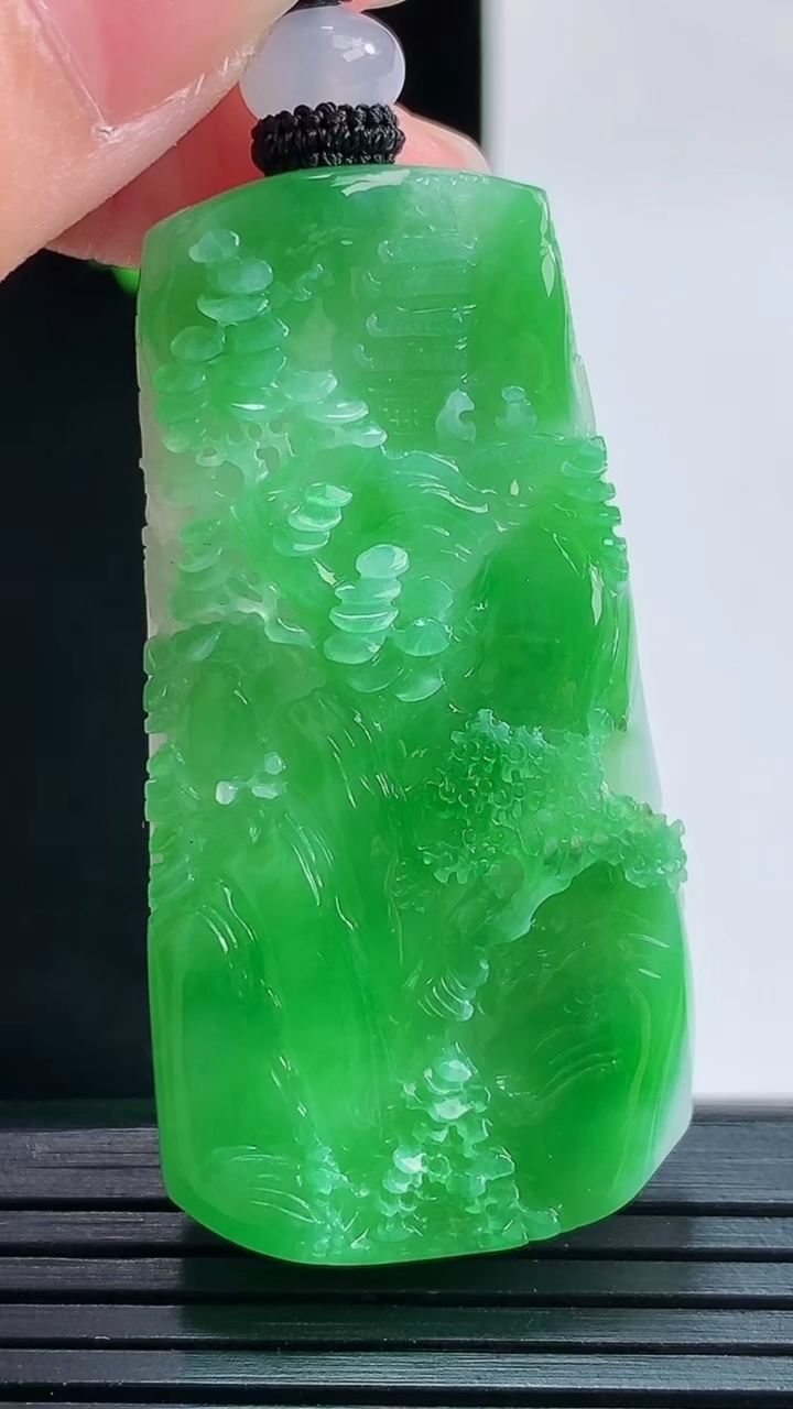 天然A货翡翠山水牌吊坠，尺寸49-24.8-8.8重量:27.12g
8月29日