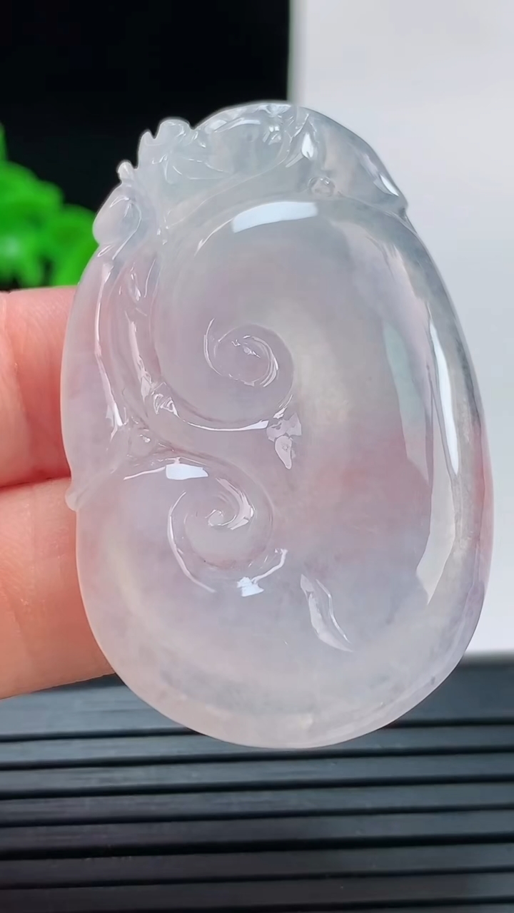 天然A货翡翠如意吊坠，尺寸47.8-27.9-5.4重量:13.10g
8月29日