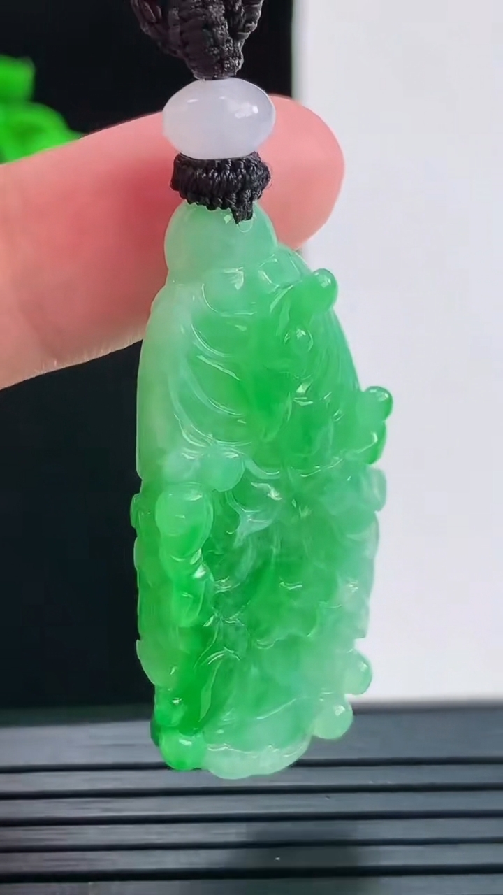 天然A货翡翠白菜吊坠，尺寸45.1-19.8-9.2重量:19.09g
8月29日