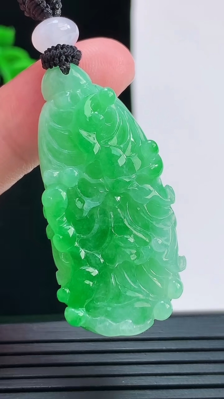 天然A货翡翠白菜吊坠，尺寸45.1-19.8-9.2重量:19.09g
8月29日