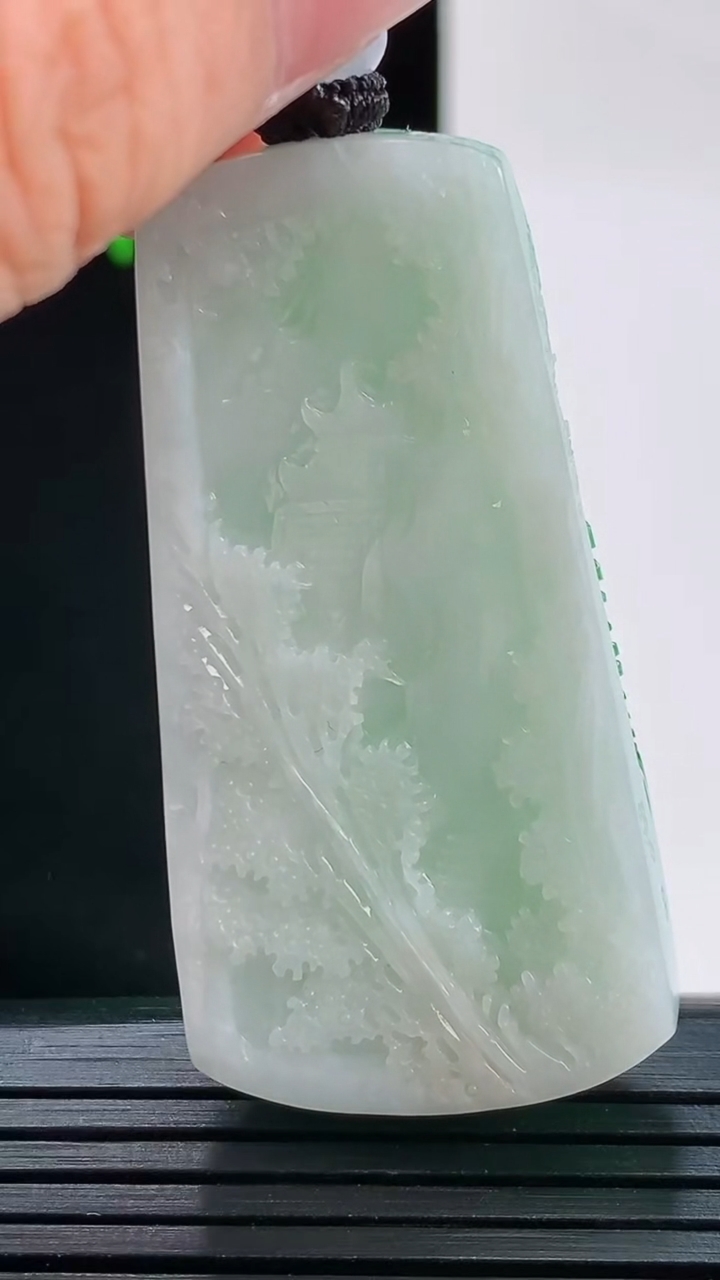 天然A货翡翠山水牌吊坠，尺寸49-24.8-8.8重量:27.12g
8月29日
