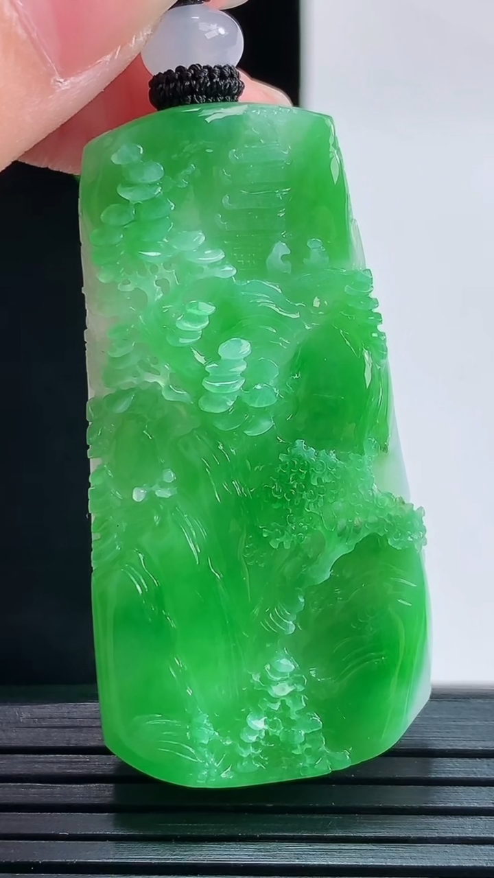 天然A货翡翠山水牌吊坠，尺寸49-24.8-8.8重量:27.12g
8月29日