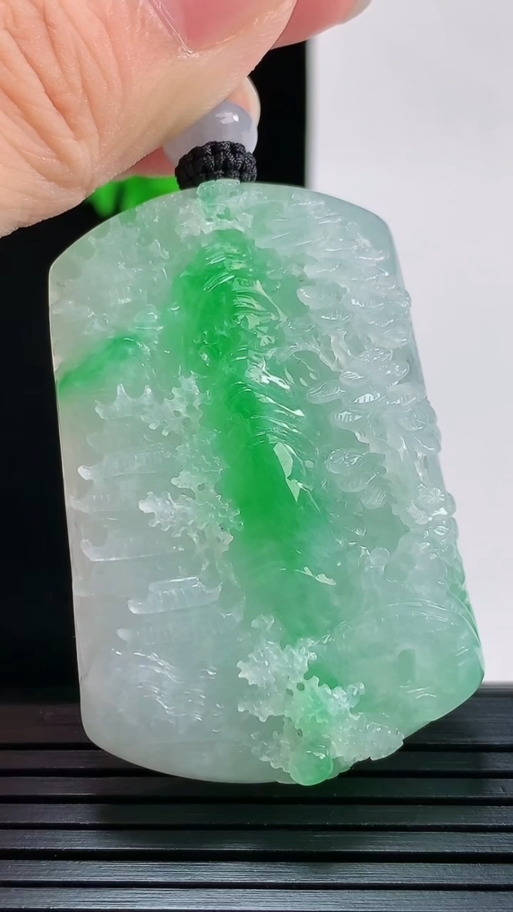 天然A货翡翠山水牌吊坠，尺寸48.6-32.2-10.8重量:35.99g
8月29日