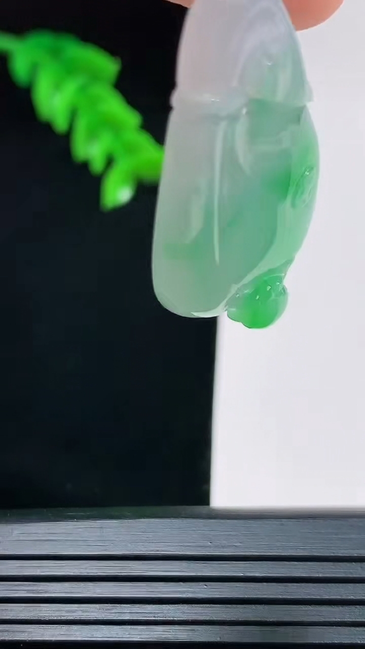 天然A货翡翠福瓜吊坠，尺寸39.5-18.6-8.6重量:12.48g
8月29日
