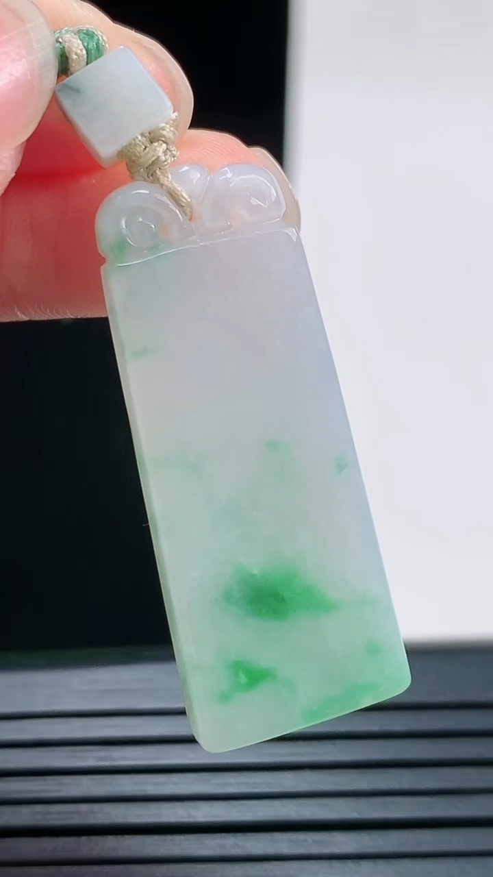 天然A货翡翠无事牌吊坠，尺寸34.6-13.9-4重量:6.95g
8月29日