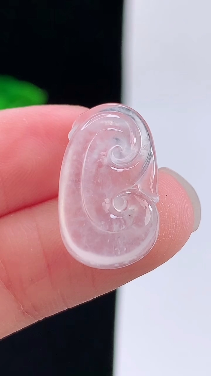 天然A货翡翠冰种白月光如意吊坠，尺寸18.4-11-3.2重量:1.33g
8月29日