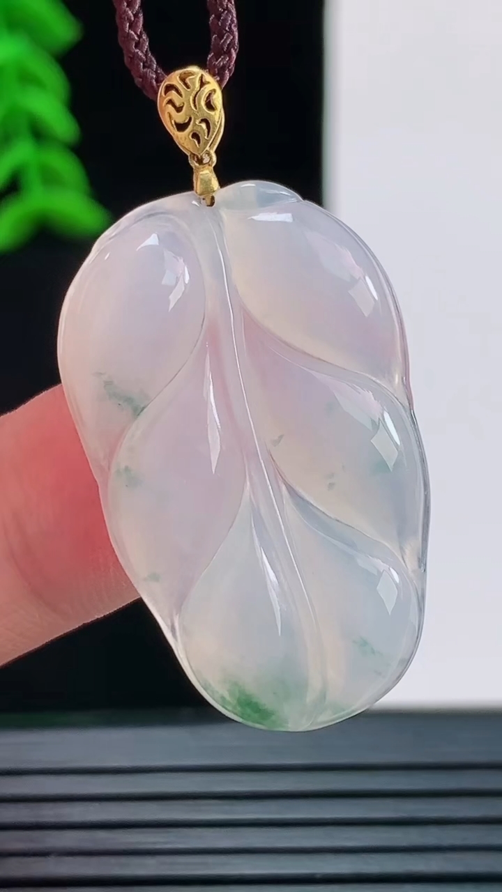 天然A货翡翠18k金飘花金枝玉叶 叶子吊坠，尺寸32.4-20.4-3.7重量:4.46g
8月29