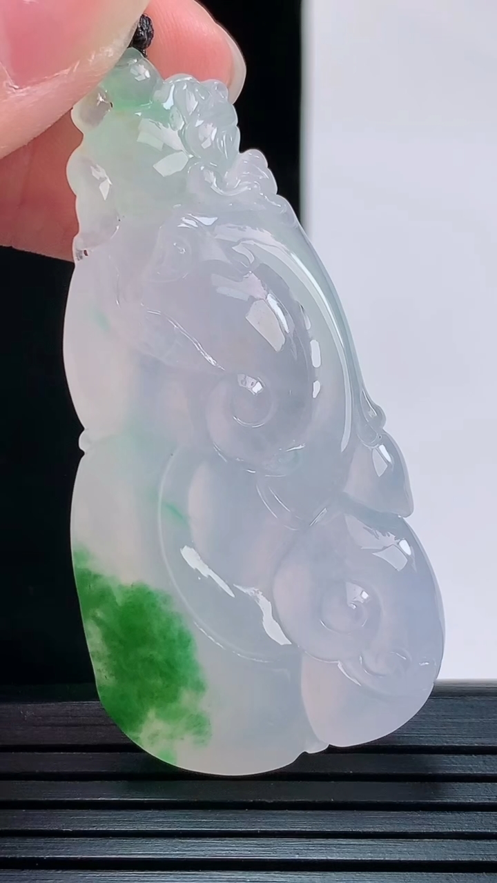 天然A货翡翠种飘花如意吊坠，尺寸53.3-27-9.6重量:27.27g
8月29日