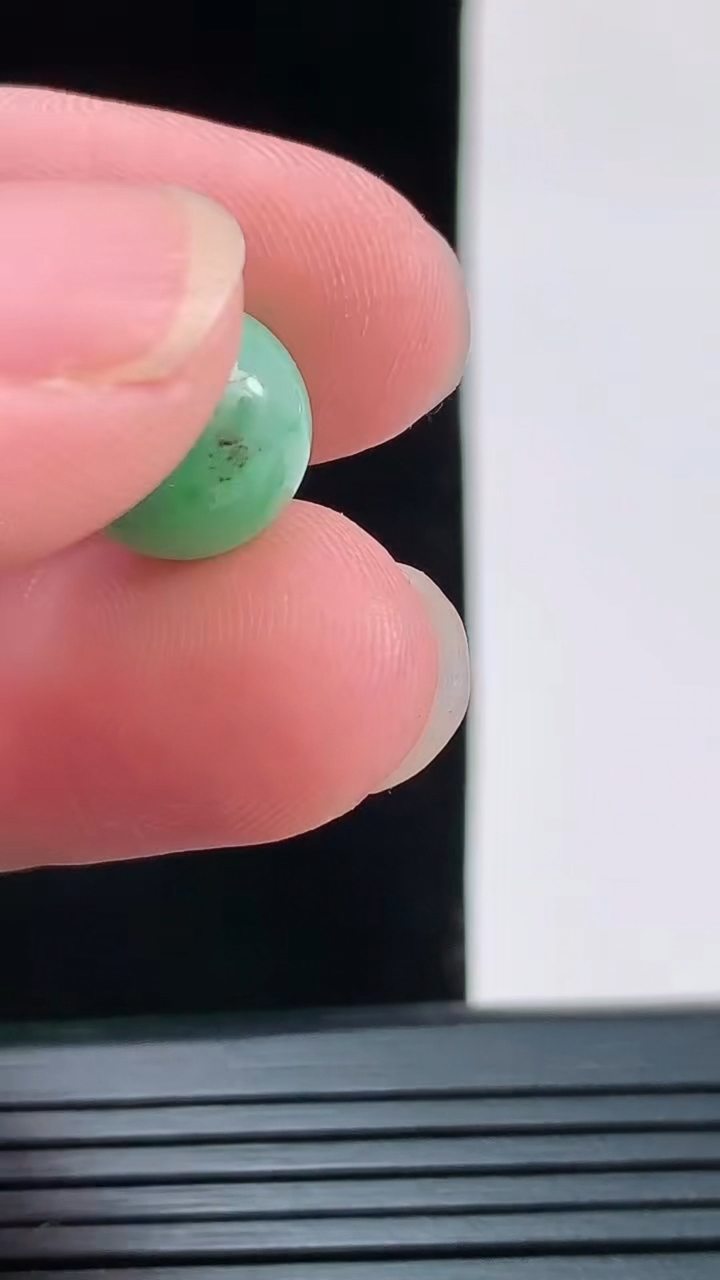 天然A货翡翠圆珠吊坠，尺寸11.2重量:2.42g8月29日
工厂直销收藏佳品,种好水足，色泽均匀，