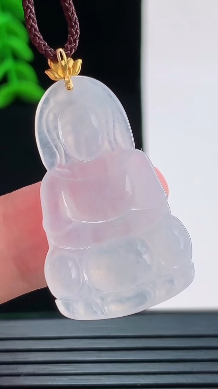 天然A货翡翠正装观音菩萨吊坠，尺寸32.8-20.3-3.3重量:3.87g
8月29日