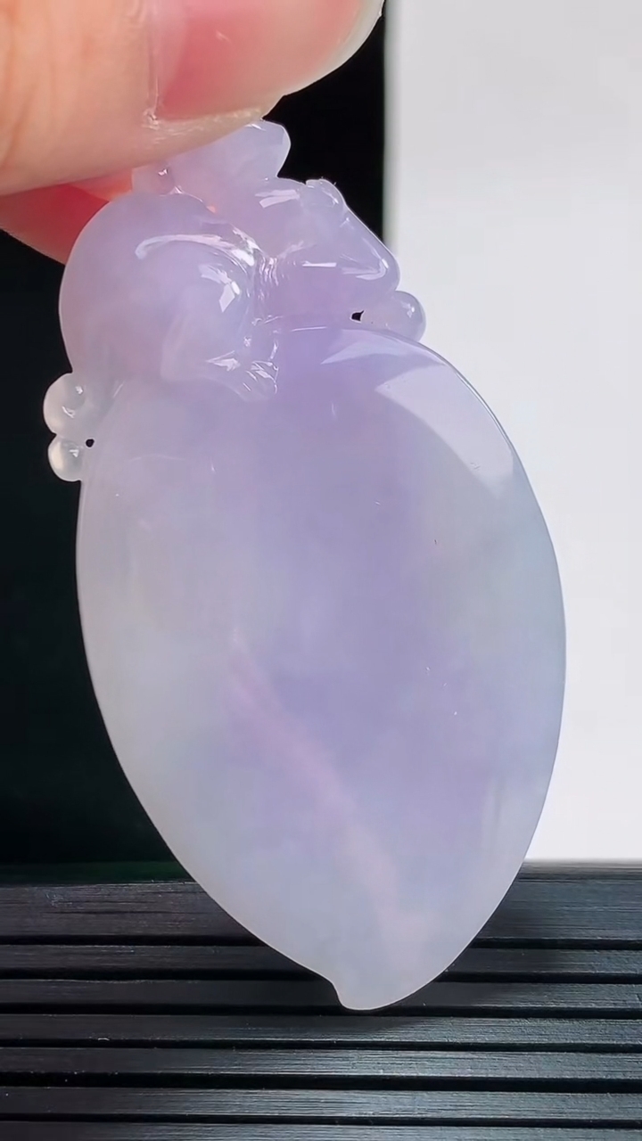 天然A货翡翠紫罗兰灵猴献瑞吊坠，尺寸57-30-10.4重量:34.95g
8月29日