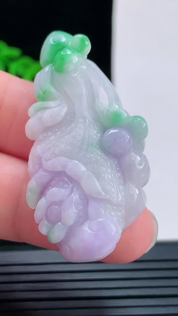 天然A货翡翠春带彩色 紫罗兰白菜吊坠，尺寸50.6-25-9.6重量:17.50g
8月29日