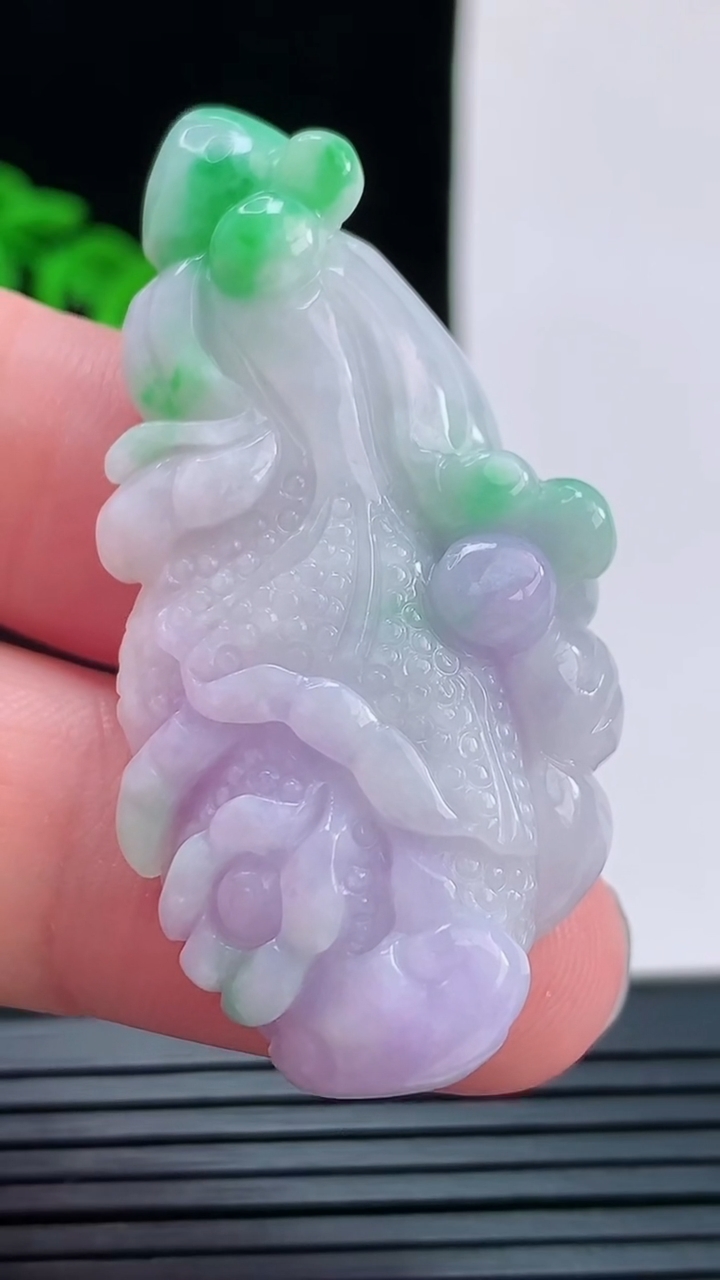 天然A货翡翠春带彩色 紫罗兰白菜吊坠，尺寸50.6-25-9.6重量:17.50g
8月29日