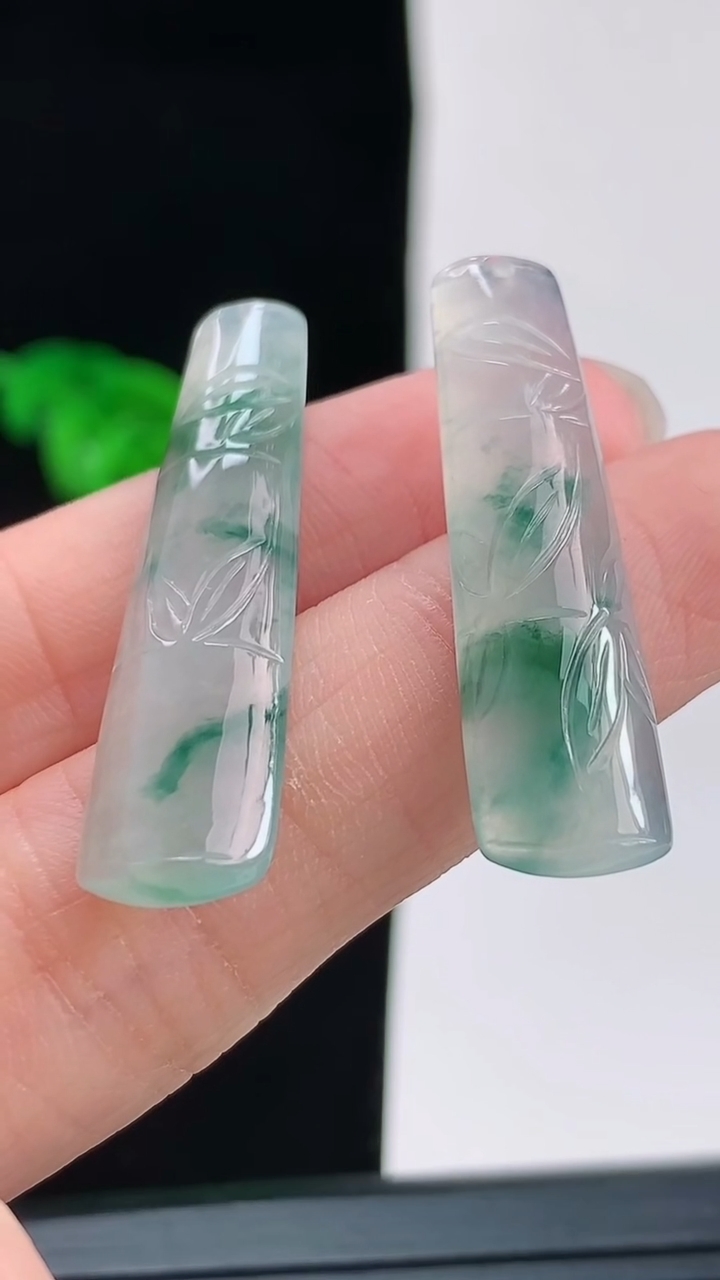 天然A货翡翠飘花节节升高 竹节吊坠一对，尺寸31.6-8.6-3.7重量:4.19g
8月29日