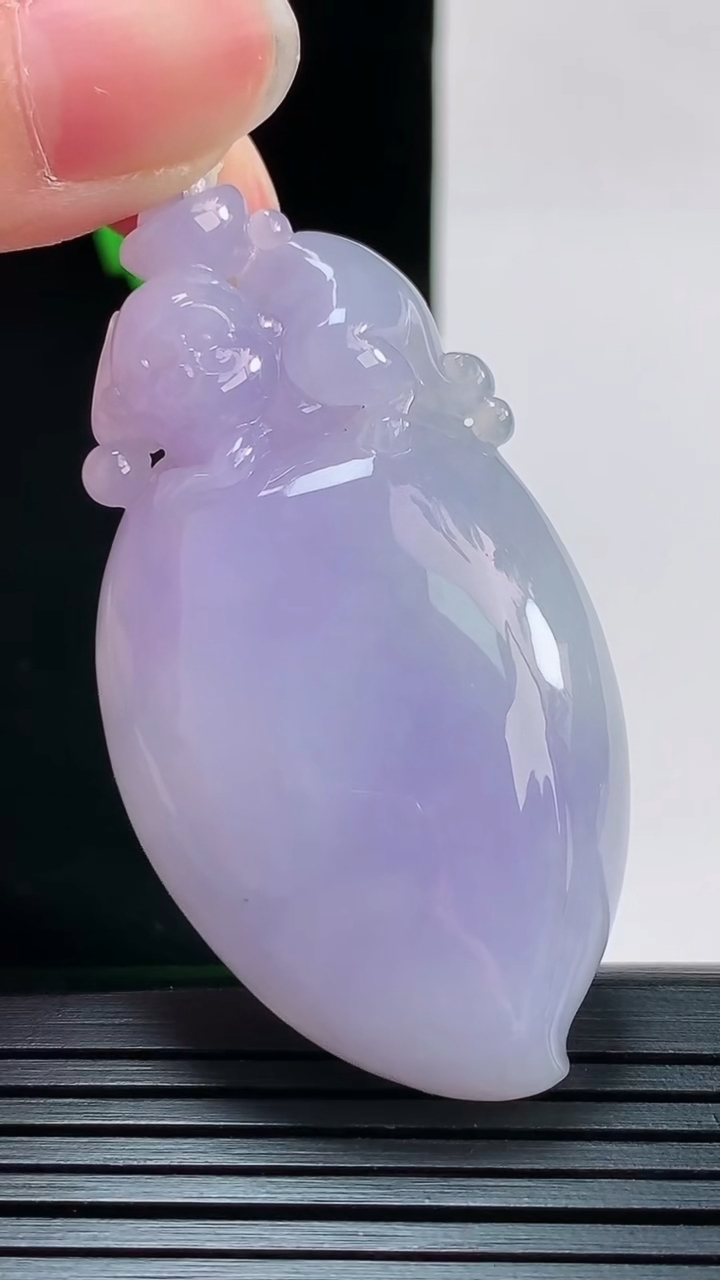 天然A货翡翠紫罗兰灵猴献瑞吊坠，尺寸57-30-10.4重量:34.95g
8月29日