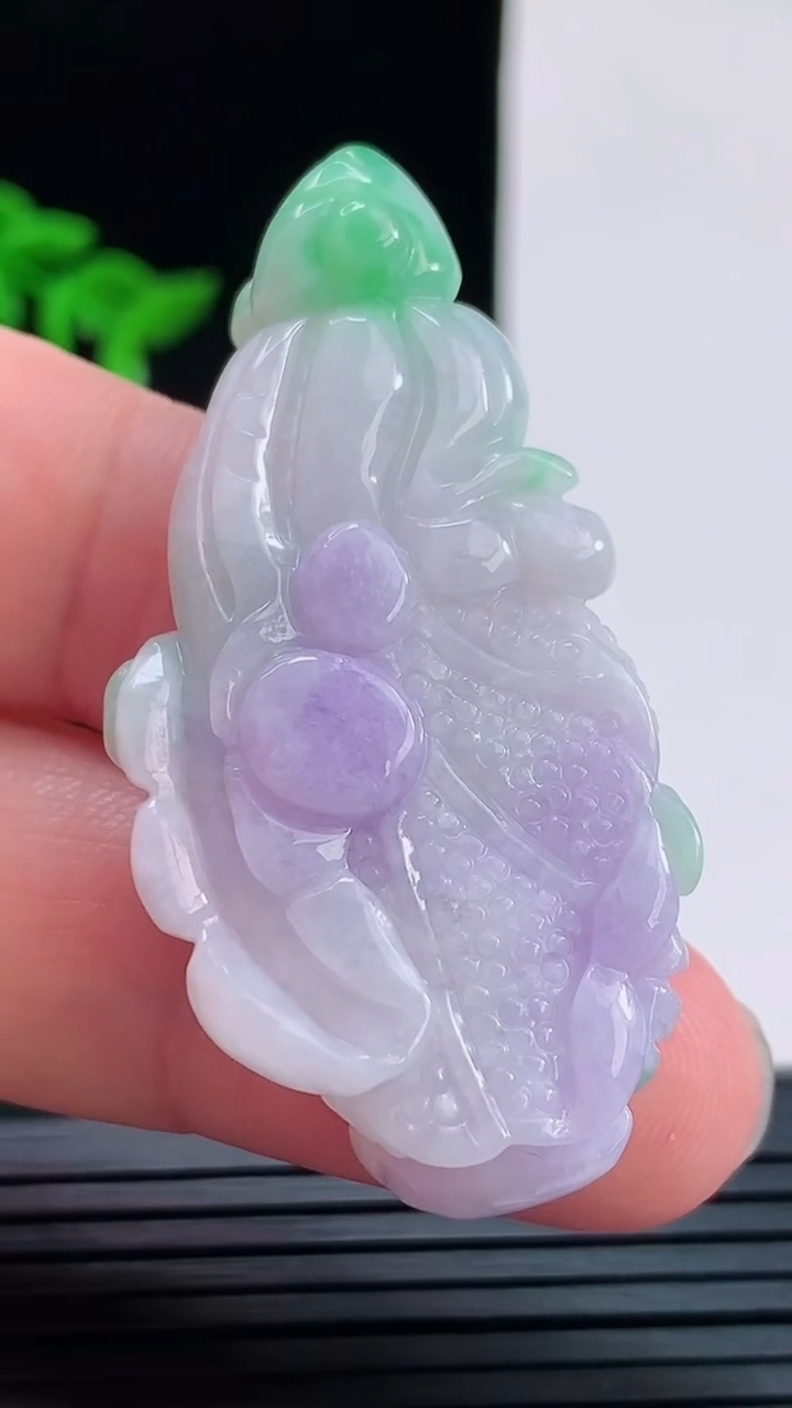 天然A货翡翠春带彩色 紫罗兰白菜吊坠，尺寸50.6-25-9.6重量:17.50g
8月29日