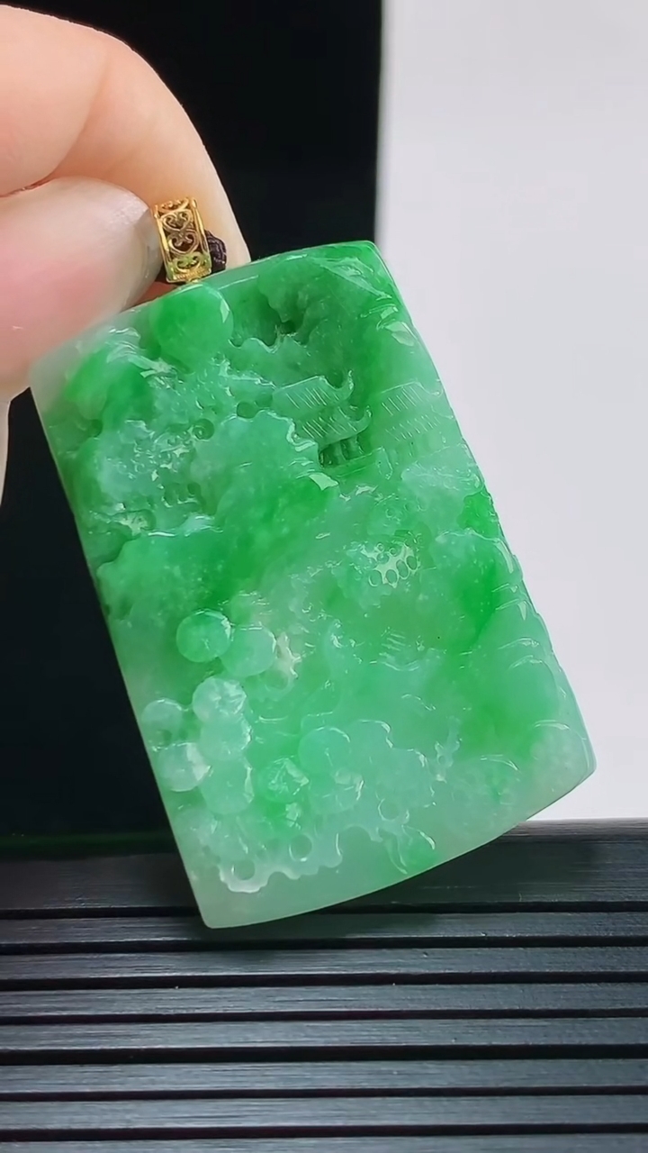 天然A货翡翠山水牌吊坠，尺寸40.4-27-5重量:13.29g
8月29日