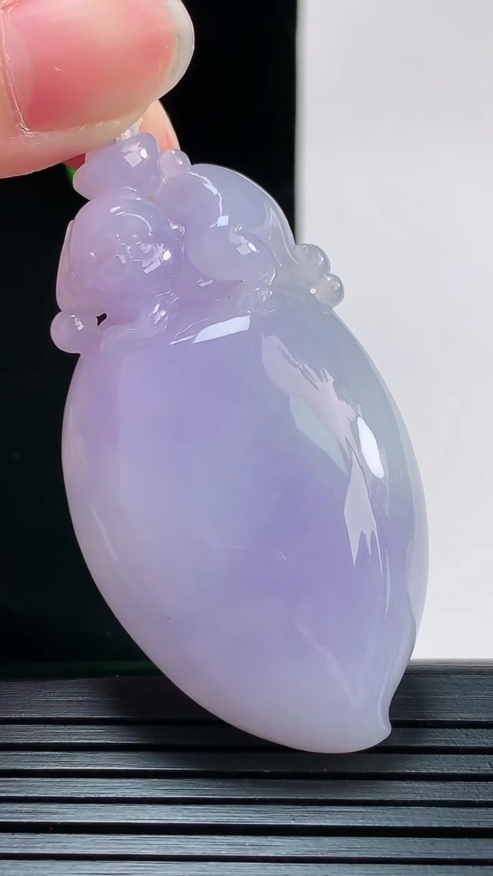 天然A货翡翠紫罗兰灵猴献瑞吊坠，尺寸57-30-10.4重量:34.95g
8月29日