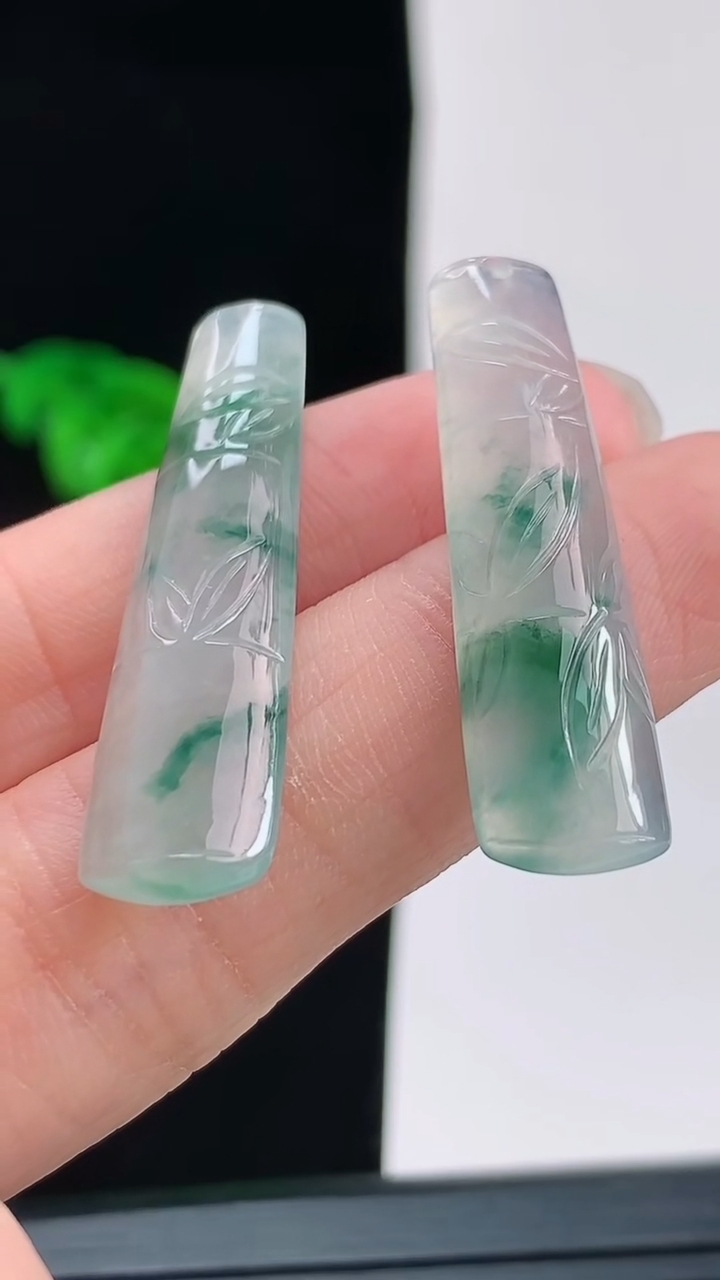 天然A货翡翠飘花节节升高 竹节吊坠一对，尺寸31.6-8.6-3.7重量:4.19g
8月29日