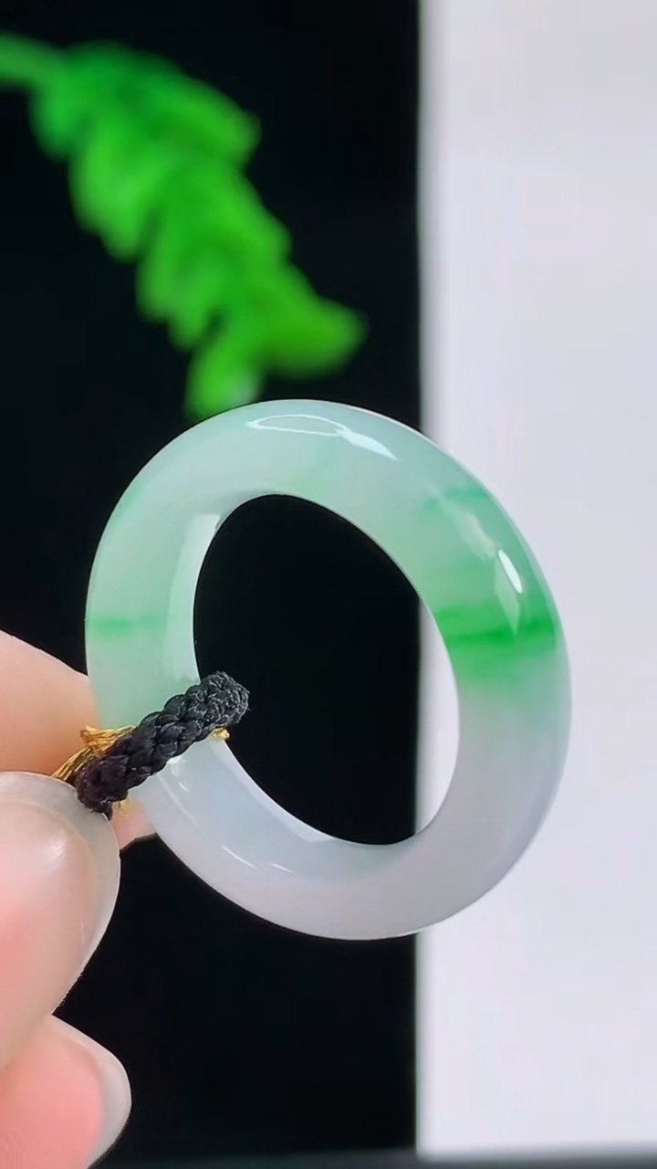 天然A货翡翠玉指环戒指，尺寸14.6-5.1重量:2.86g2026年8月30日
工厂直销收藏佳品,种好水足，色泽均匀，有种有色，上手高大气！