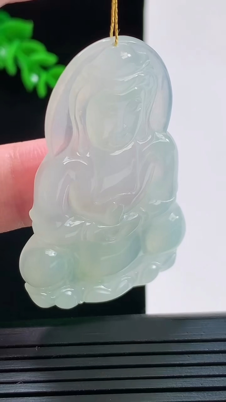 天然A货翡翠正装观音菩萨吊坠，尺寸54.1-33.1-5.4重量:16.64g
8月30日