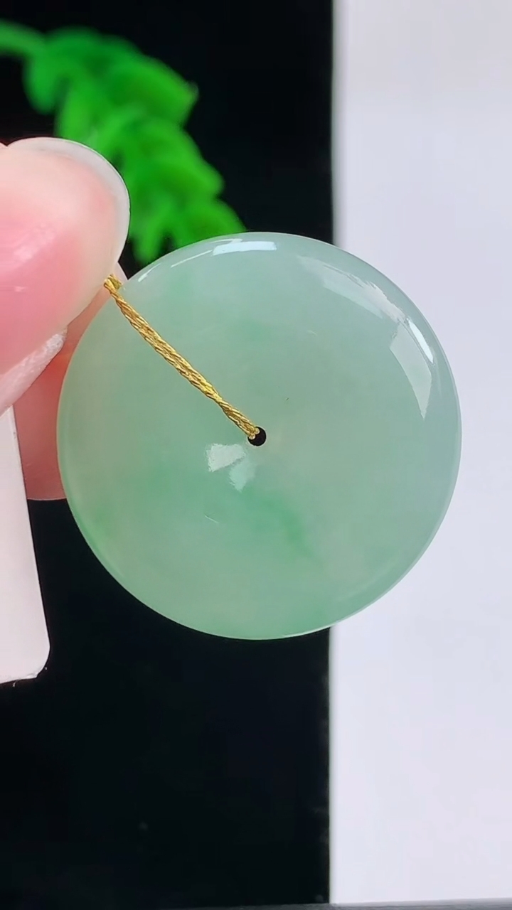 天然A货翡翠平安扣吊坠，尺寸25.6-5.7重量:8.06g
8月30日