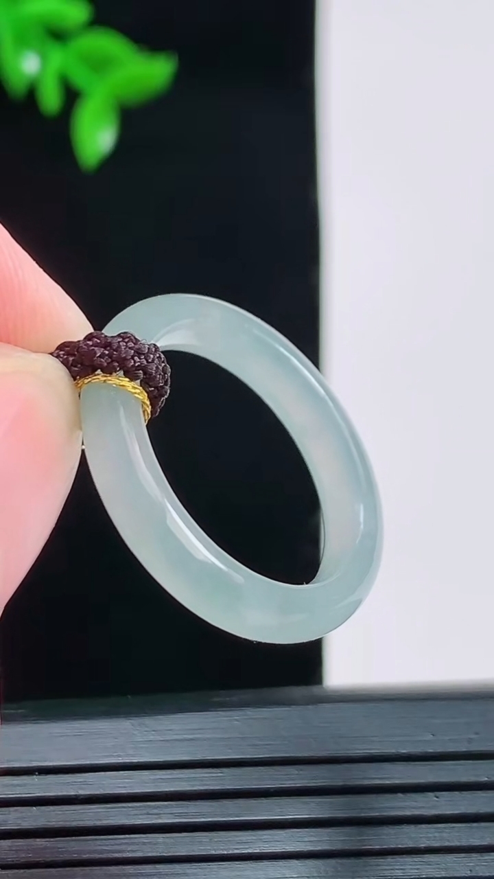 天然A货翡翠玉指环戒指，尺寸17.8-4重量:2.44g2026年8月30日
工厂直销收藏佳品,种好水足，色泽均匀，有种有色，上手高大气！