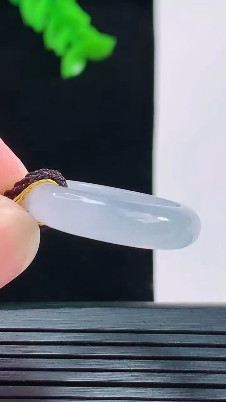 天然A货翡翠玉指环戒指，尺寸17.1-5.5重量:3.74g2026年8月30日
工厂直销收藏佳品,种好水足，色泽均匀，有种有色，上手高大气！