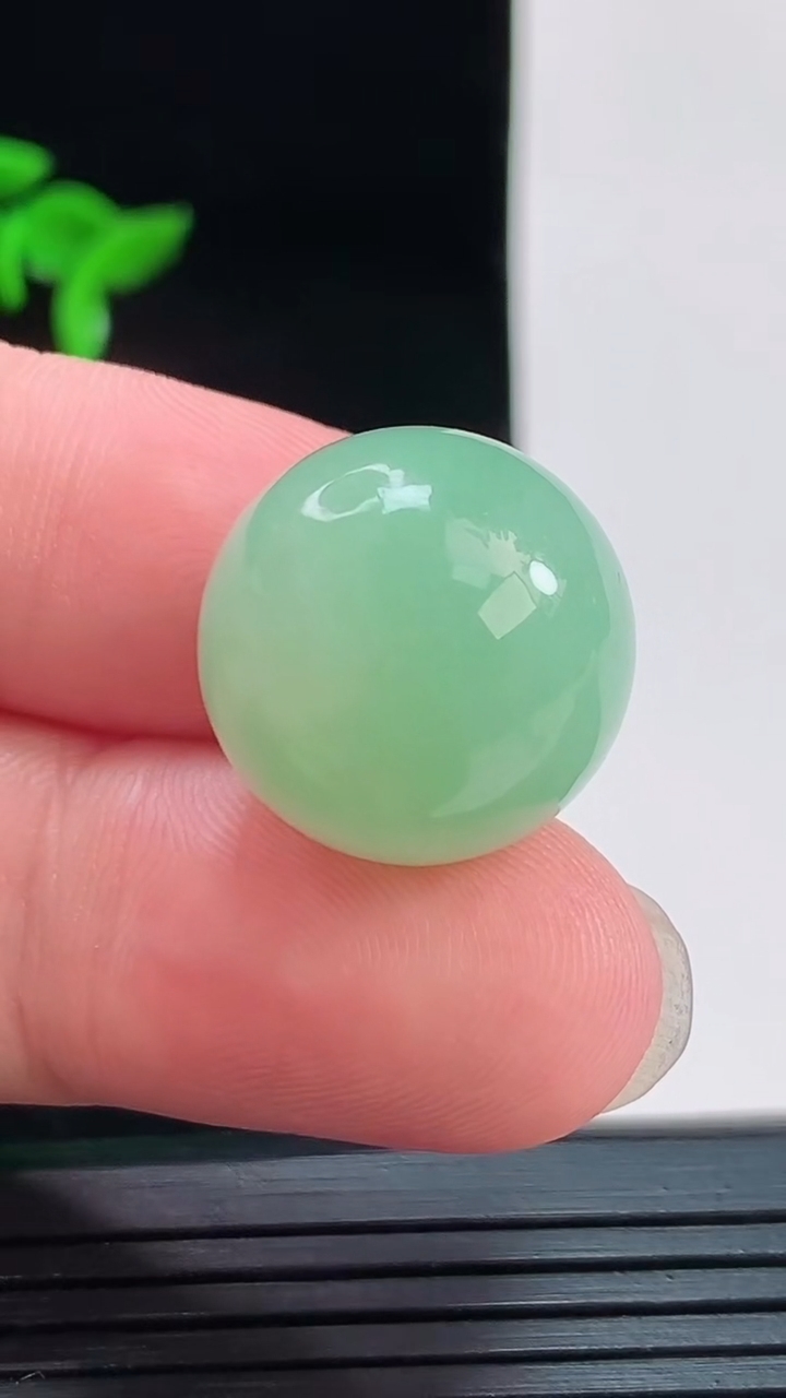 天然A货翡翠圆珠吊坠，尺寸18.2，重量:10.73g8月30日
工厂直销收藏佳品,种好水足，色泽均