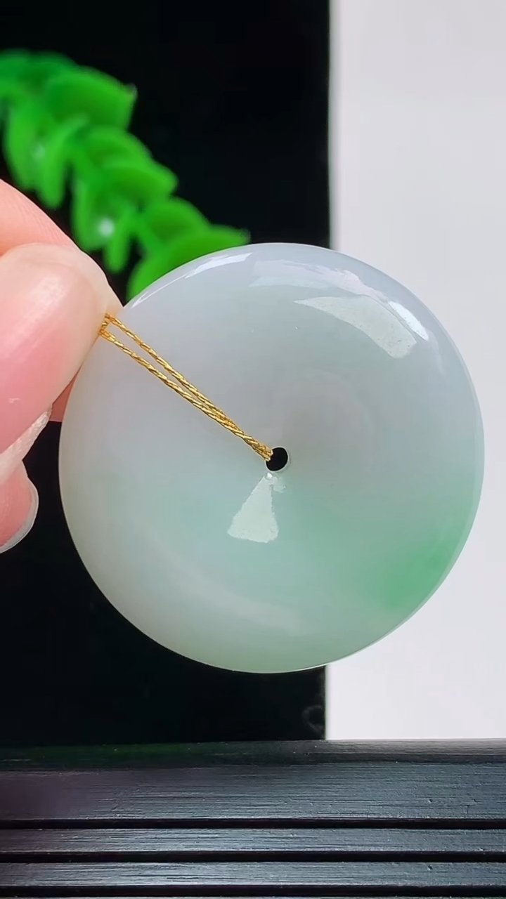 天然A货翡翠平安扣吊坠，尺寸30.8-5.2重量:11.39g
8月30日