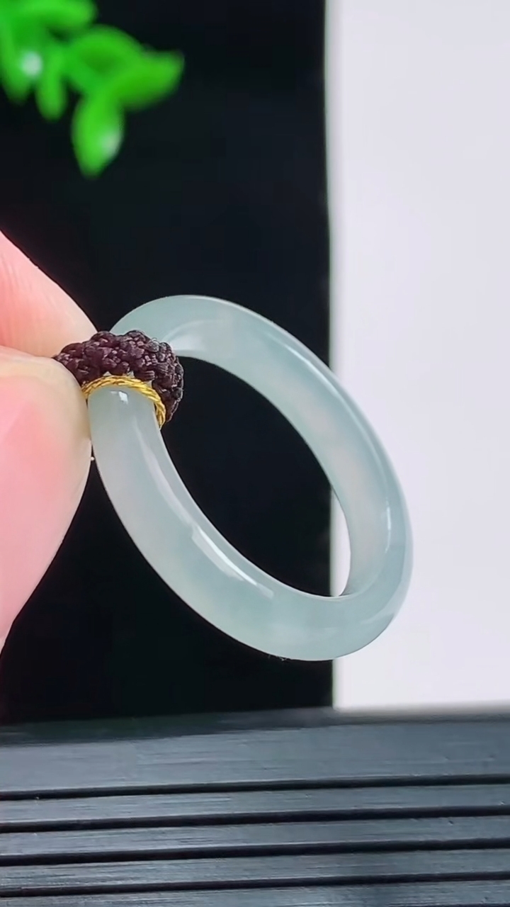 天然A货翡翠玉指环戒指，尺寸17.8-4重量:2.44g2026年8月30日
工厂直销收藏佳品,种好水足，色泽均匀，有种有色，上手高大气！
