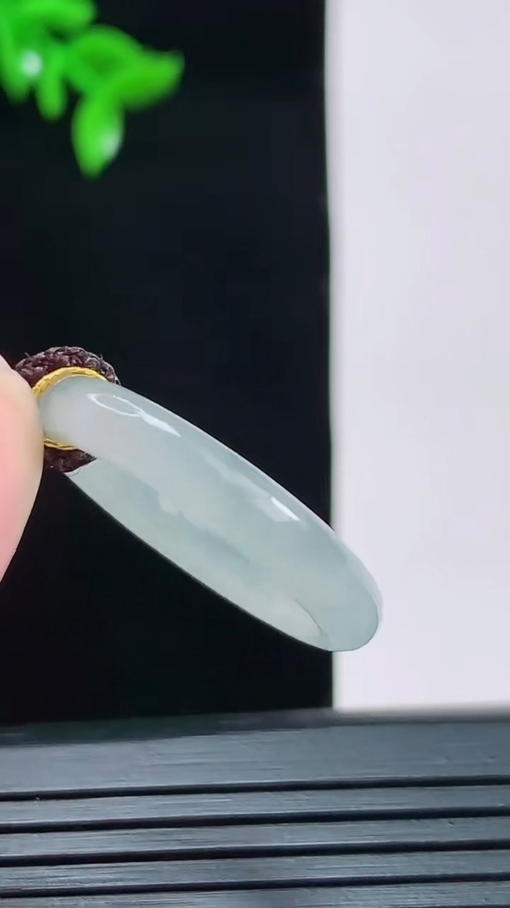天然A货翡翠玉指环戒指，尺寸17.8-4重量:2.44g2026年8月30日
工厂直销收藏佳品,种好水足，色泽均匀，有种有色，上手高大气！