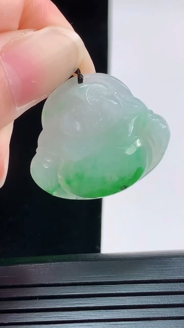 天然A货翡翠佛公吊坠，尺寸22.9-27-5.6重量:4.67g
8月30日